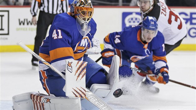 Brankář New Yorku Islanders Jaroslav Halák (vlevo) zasahuje v utkání NHL proti New Jersey Devils.