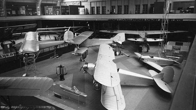 Druh prototyp cvinho letadla Polikarpov U-2 (vpravo vpedu) na vstav v Berln roku 1928