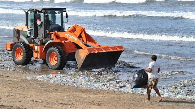 Pláže letoviska Kuta zaplavil plastový odpad (15. prosince 2017)