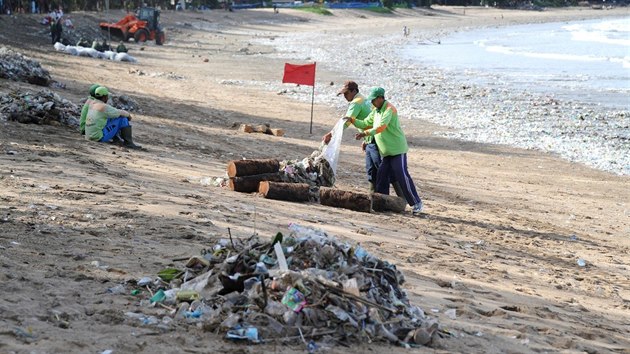 Pláže letoviska Kuta zaplavil plastový odpad (15. prosince 2017)
