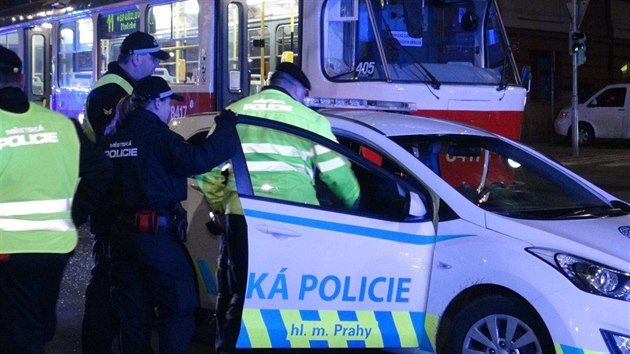 Ve Vinohradsk ulici se srazila tramvaj s autem mstsk policie (7. leden 2018).