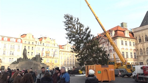Pražské adventní trhy skončily pokácením vánočního stromu