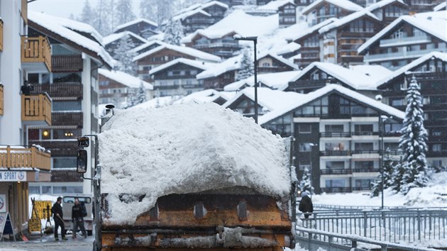 V Zermattu hust snen a nebezpe lavin uvznilo 13 tisc lid (9. ledna 2018).