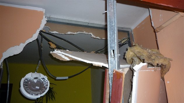 Výbuch poškodil celý byt.
