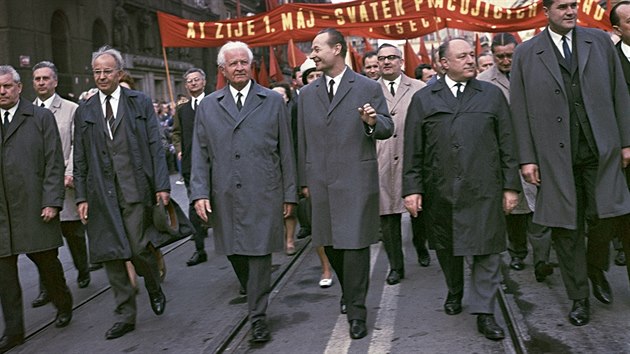 Gustáv Husák (zleva), Ludvík Svoboda, Alexander Dubček, František Kriegel a Jan Piller v čele prvomájového průvodu v Praze. (1968)