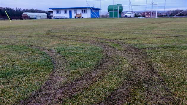 Stopy, které po sobě auto zanechalo na fotbalovém hřišti v obci Lom na Táborsku.