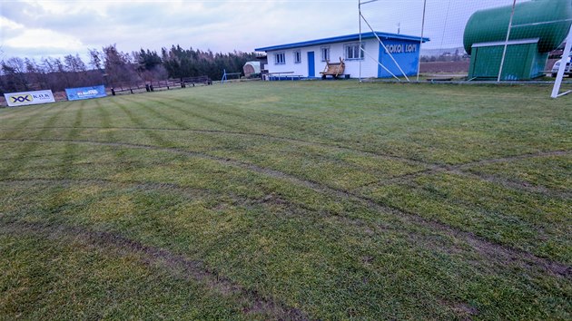 Stopy, které po sobě auto zanechalo na fotbalovém hřišti v obci Lom na Táborsku.