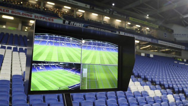 VIDEO V ANGLII. Pro hlavnho rozhodho byla na stadionu AMEX pipraven kontroln obrazovka, na kter mohl v ppad poteby zkontrolovat sporn momenty.