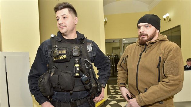 Policisté Martin Kopp a Jan Nekvapil (v civilním oblečení) u Obvodního soudu pro Prahu 2 (5. ledna 2018).