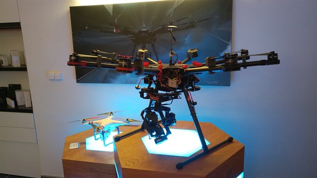 Profesionální dron stojí kolem půl milionu a víc.