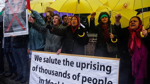 Podporu protestujícím Íráncům přišli lidé vyjádřit i před íránskou ambasádu v Londýně. (31. prosince 2017)
