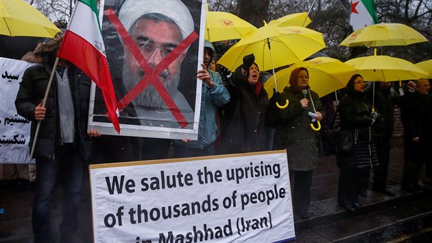 Podporu protestujícím Íráncům přišli lidé vyjádřit i před íránskou ambasádu v Londýně. (31. prosince 2017)