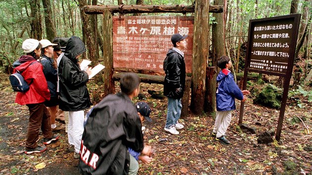 Sebevraedn les Aokigahara na hoe Fudi v Japonsku. Na mstn ceduli stoj: ivot je vzcn dar, kter jste dostali do rodi. Zkuste si jet jednou vzpomenout na sv rodie, na sv bratry a sestry a pomyslete na sv dti. (22. jna 1998)