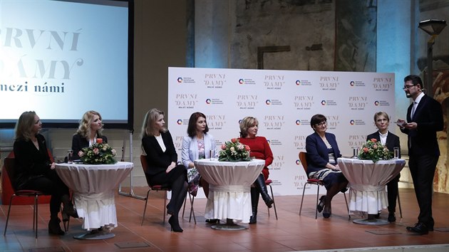 Debata partnerek kandidt na Hrad. Lucie Talmanov (manelka Mirka Topolnka), Elika Hynkov, Michaela Hoej-Horkov, Monika Hilerov, Klra Fischerov, Eva Drahoov a partnerka Vratislava Kulhnka Bohumila Brakov. Vpravo modertor Petr imnek