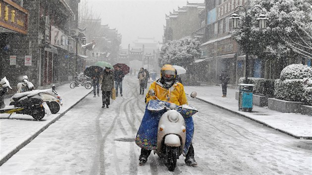 Sněžení si v Číně vyžádalo již deset obětí. Na mnoha místech nefunguje elektřina a kolabuje doprava.