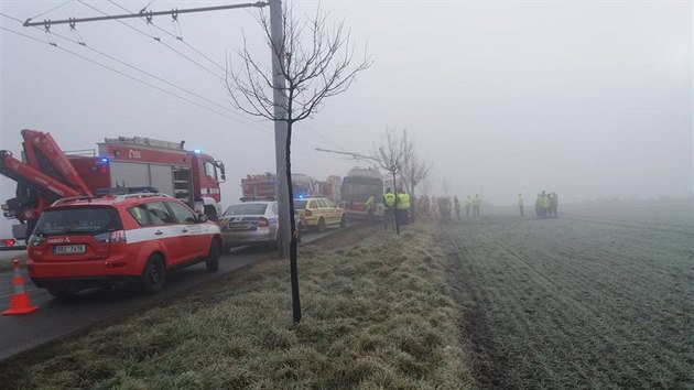 Trolejbus mezi lapanicemi a Brnem narazil do sloupu, idie museli vyprostit hasii.