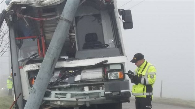 Trolejbus mezi lapanicemi a Brnem narazil do sloupu, idie museli vyprostit hasii.