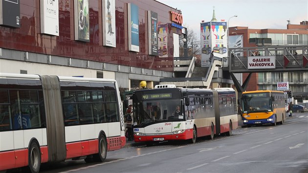 Na uzel v zk ulici pobl hlavnho ndra si mnohdy stuj jak cestujc, tak i samotn idii MHD.