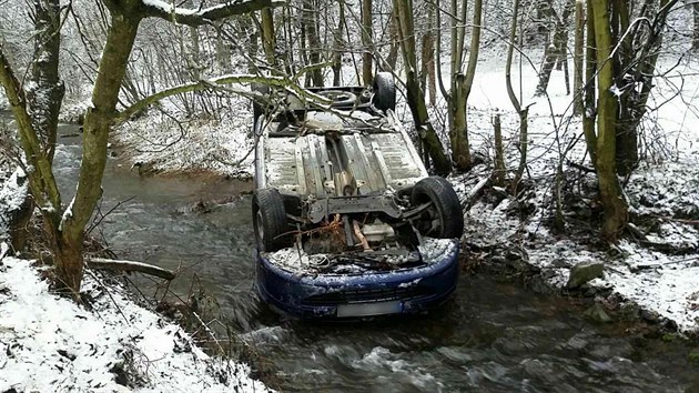 Hasii v Olomouckm kraji museli zasahovat kvli patnmu poas u t nehod. Po pl druh odpoledne vyjeli k nehod u Stte nad Ludinou, kde osobn vz skonil na stee v potoce. Nikdo nebyl zrann. (3. 1. 2018)