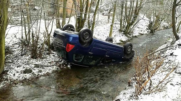 Hasii v Olomouckm kraji museli zasahovat kvli patnmu poas u t nehod. Po pl druh odpoledne vyjeli k nehod u Stte nad Ludinou, kde osobn vz skonil na stee v potoce. Nikdo nebyl zrann. (3. 1. 2018)