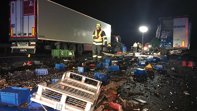 Srka dvou kamion ve stedu krtce po 21:00 zcela zablokovala dlnici D5 za Berounem ve smru na Prahu. Jednoho z idi museli hasii z kamionu vyprostit, a pot ho pedali zdravotnkm. (3. 1. 2018)