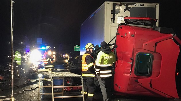 Srka dvou kamion ve stedu krtce po 21:00 zcela zablokovala dlnici D5 za Berounem ve smru na Prahu. Jednoho z idi museli hasii z kamionu vyprostit, a pot ho pedali zdravotnkm. (3. 1. 2018)