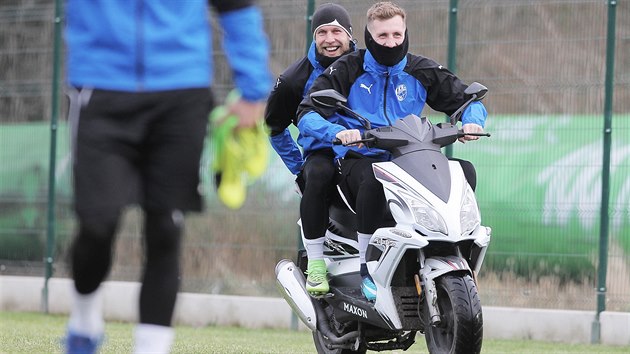 Plze�sk� stoper Tom� H�jek veze na sk�tru spoluhr��e Daniela Kol��e k �vodn�mu tr�ninku zimn� p��pravy.