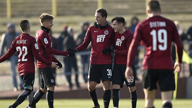 Sparťanští fotbalisté se v přípravném utkání proti Táborsku radují z gólu Lukáše Juliše (třetí zleva). Gratulují mu Srdjan Plavšič (vlevo), Martin Frýdek a Vjačeslav Karavajev.