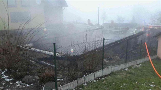 Snmek z poru velk gare u rodinnho domku v Kosov na umpersku. Ohe zniil ti auta. (1. leden 2018)