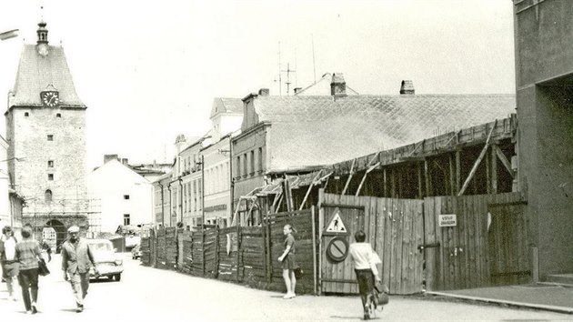 Velkoprodejna Perla se v Pelhimov zaala stavt na konci 60. let minulho stolet. Slavnostn se otevela posledn dubnov den roku 1974. O necelch deset let pozdji se ped n toily i nkter scny z televiznho serilu Nvtvnci.