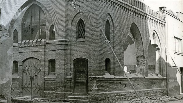 Jednm z dom, kter musely Perle ustoupit, byla i idovsk synagoga z roku 1889.