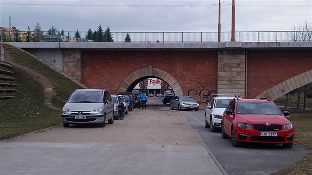 Dokonce i přímo na cyklostezku za mostem řidiči už odstavili svoje auta.