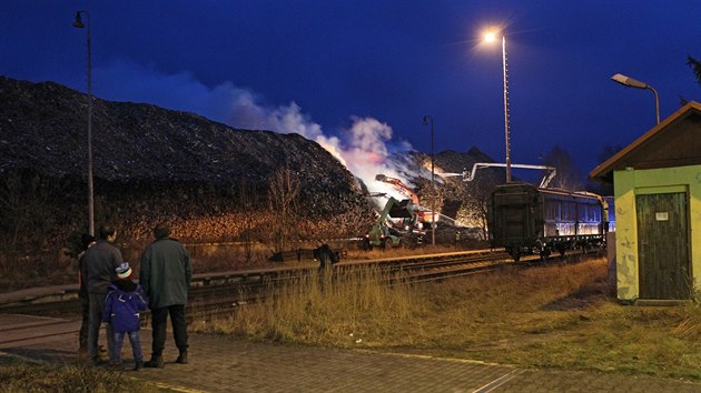 Požár haldy dřevotřískové drti v Nové Cerekvi na Pelhřimovsku.