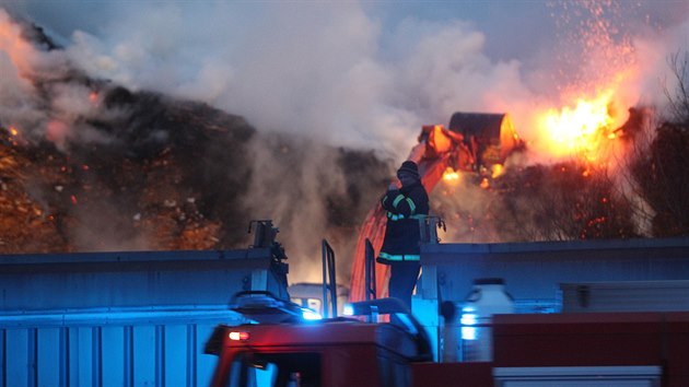 Požár haldy dřevotřískové drti v Nové Cerekvi na Pelhřimovsku