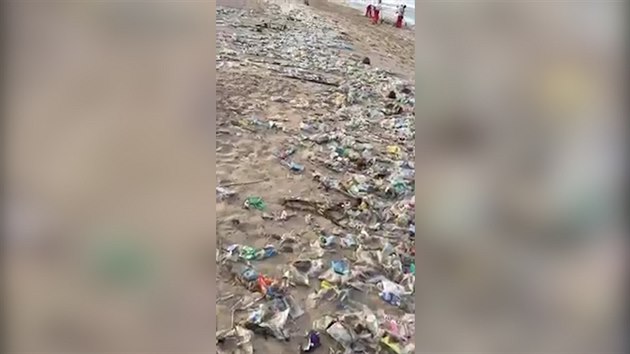 Ple na jihu Bali zaplavil plastov odpad