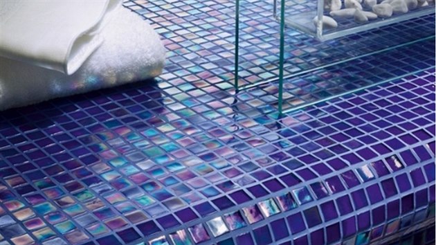 Ultrafialová mozaika s perleťovým efektem představuje výrazný prvek v interiéru, je třeba pečlivě zvážit velikost plochy, na kterou se použije.