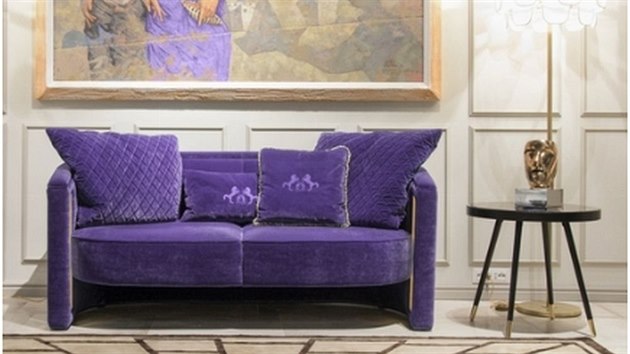 Pohovka Rachele v sametu představuje doslova rafinovaný kus nábytku, který upoutá tvarem i barvou.