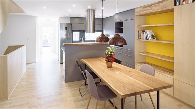 V třípodlažním rodinném domě jsou kuchyň s jídelnou propojeny s obývací zónou. V rámci dispozice jsou umístěny ve druhém patře. Kuchyňská linka je vyrobena na míru stejným dodavatelem jako schodiště.