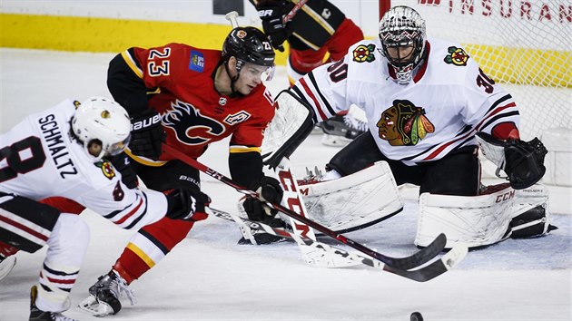 Chicagsk brank Jeff Glass el anci Seana Monahana z Calgary. Pomh mu Nick Schmaltz.