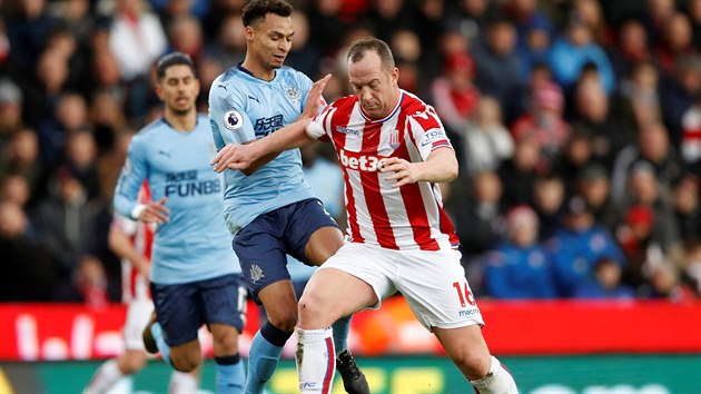 Jacob Murphy (vpravo) z Newcastlu v souboji s  Charliem Adamem ze Stoke City.