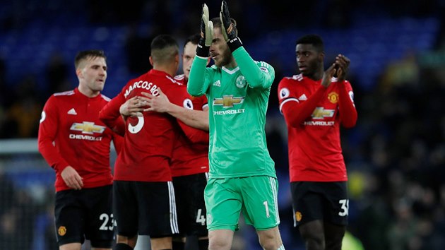 Fotbalist Manchesteru United se raduj z vhry nad Evertonem.