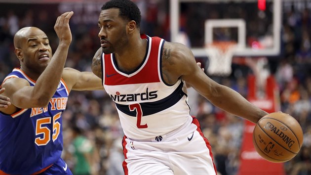 John Wall (vpravo) z Washingtonu se sna pejt pes brncho Jarretta Jacka z New Yorku.