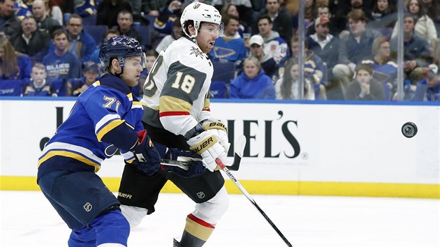 Vladimr Sobotka (vlevo) ze St. Louis a James Neal z Vegas sleduj, kam zam puk.