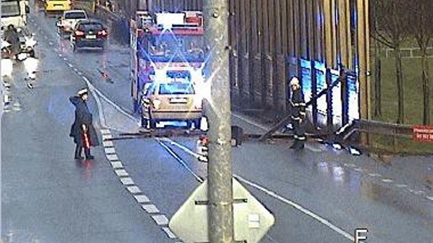V Českobrodské ulici spadla kvůli vichru část protihlukové stěny. (3.1.2017)