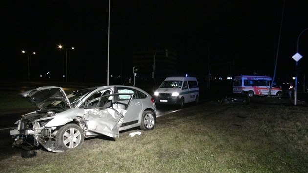 Na světelné křižovatce ulic Průmyslová a Tiskařská se srazilo osobní auto se sanitkou převážející těhotnou ženu. (5.1.2018)
