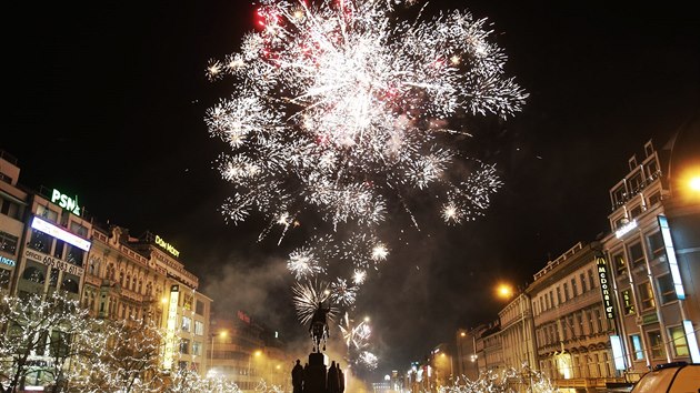 Ohromný ohňostroj nechyběl ani na pražském Václavském náměstí.