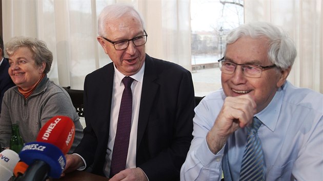 Dana Dr�bov� a Ji�� Grygar jako poradci Ji��ho Draho�e (uprost�ed)