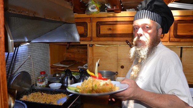 Kuchař Ivo Pokluda musí každý den uvařit tři chody na pirátské plachetnici La Grace.