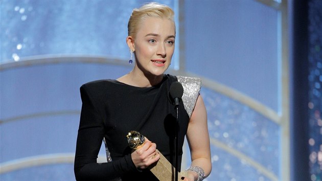 Saoirse Ronanová, nejlepší herečka v komedii, má cenu za Lady Bird