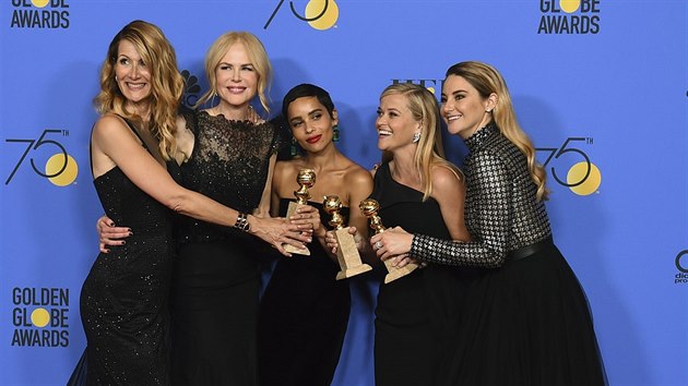 Laura Dernová, Nicole Kidmanová, Zoe Kravitzová, Reese Witherspoonová a Shailene Woodleyová s cenami za televizní seriál Sedmilhářky (2018)
